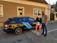 Ochranné pomůcky pro 130 pražských lékáren vozí automobily z AAA AUTO a známé osobnosti